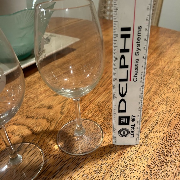 RAVENSWOOD WINERY | Crystal Clear Wine Glass Pair with winery logo - Picture 10 of 13